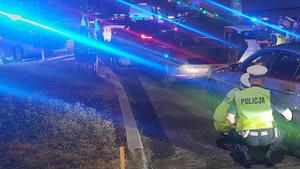 pora nocna policjanci ruchu drogowego kontrolują auta