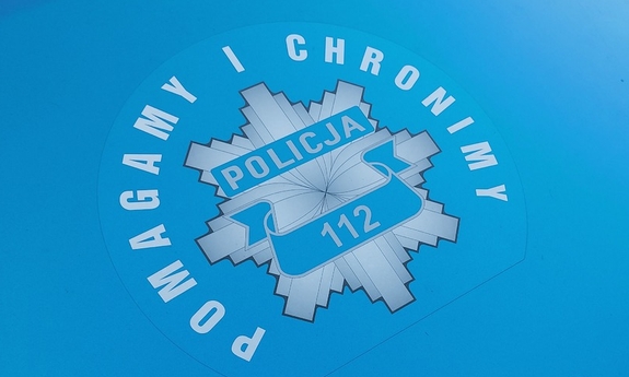 logo pomagamy i chronimy na masce radiowozu policyjnego