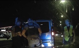 policjanci i straż graniczna kontrolują samochód