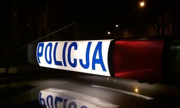 napis policja na sygnalizatorze świetlnym na dachu radiowozu policyjnego