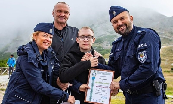 umundurowani policjanci na szlaku z mężczyzną i chłopcem