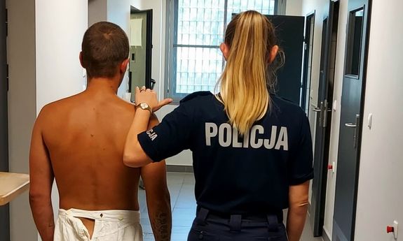 Policjantka z zatrzymanym