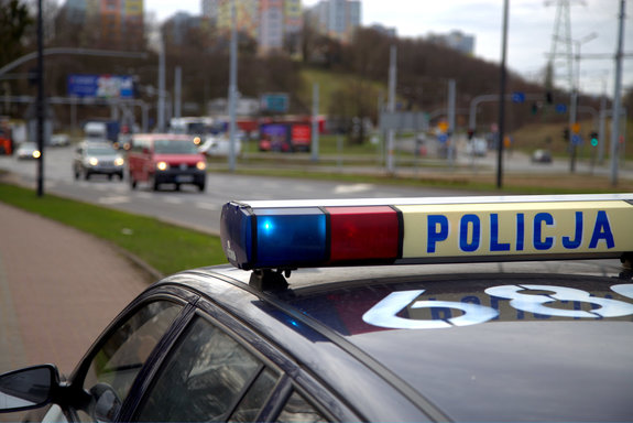Napis Policja na belce na dachu radiowozu