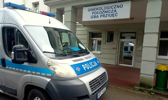 policyjny furgon stoi przed izbą przyjęć