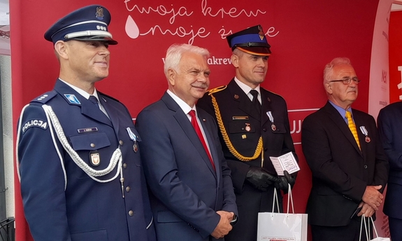 minister zdrowia, policjant, strażak i inny mężczyzna podczas wręczania wyróżnienia