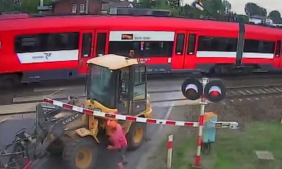 ładowarka na przejeździe kolejowym i pociąg