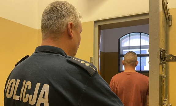 policjant z zatrzymanym