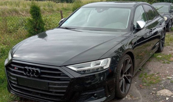zaparkowany samochód marki Audi, w tle pola