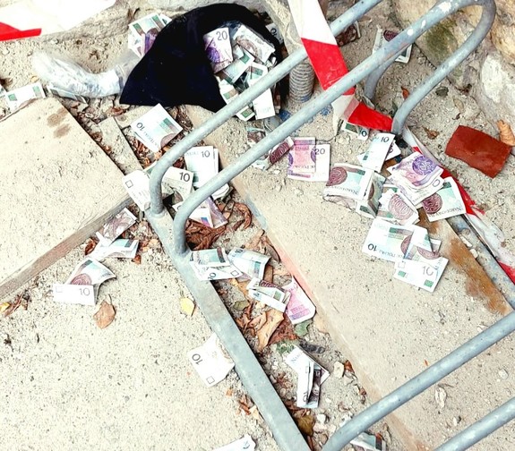 banknoty polskiej waluty na placu kościelnym
