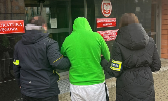 nieumundurowany policjant i policjantka prowadza zatrzymanego