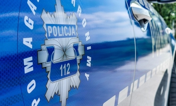 Napis pomagamy i chronimy widniejący na boku radiowozu