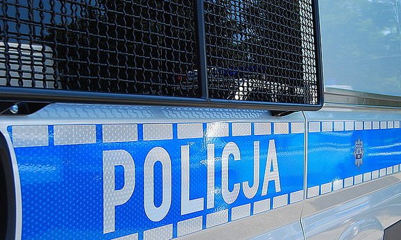 napis policja na drzwiach radiowozu