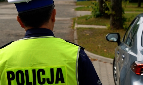 policjant przy samochodzie