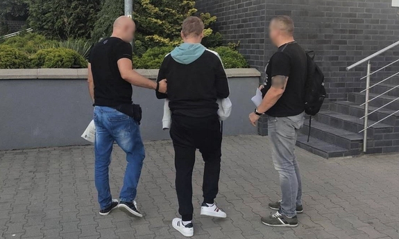 Na zdjęciu nieumundurowani policjanci podczas zatrzymania poszukiwanego