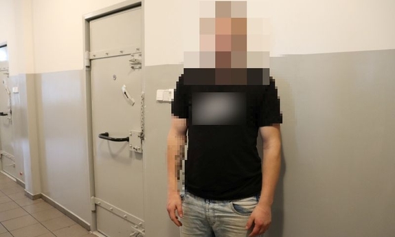osoba w czarnej koszulce stojąca w pomieszczeniu