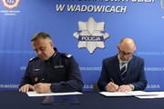 Uroczyste podpisanie przez Komendanta Wojewódzkiego Policji w Krakowie nadinsp. Michała Ledziona i Wójta Gminy Lanckorona umowy o przekazaniu do użytku Posterunku Policji w Lanckoronie.