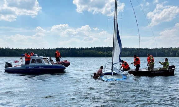 policyjni wodniacy pomagają turystom na wodzie