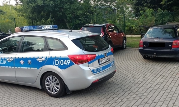 policjant po zatrzymaniu pijanego kierowcy