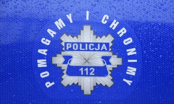 logo Pomagamy i chronimy na drzwiach radiowozu policyjnego