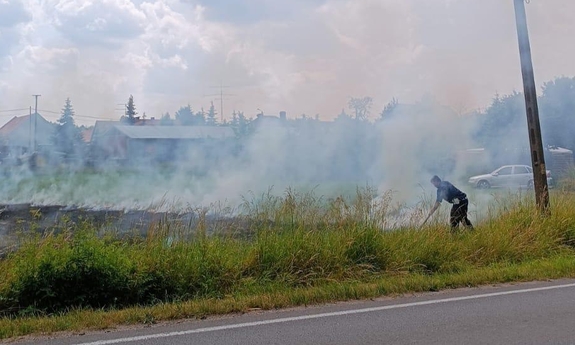 policjant w trakcie gaszenia pożaru ścierniska