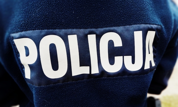 napis policja na plecach kurtki policjanta