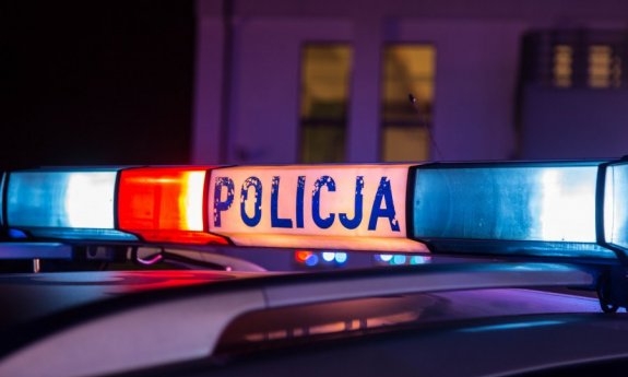 sygnalizator świetlny na dachu radiowozu policyjnego z napisem policja