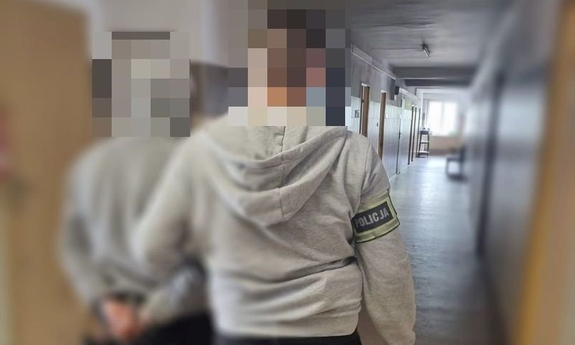 policjant prowadzi zatrzymanego mężczyznę