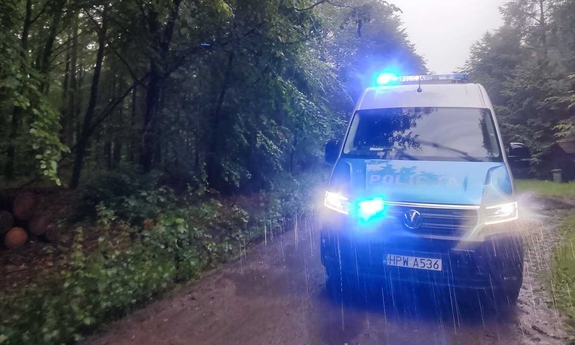 radiowóz policyjny w lesie w trakcie akcji poszukiwawczej