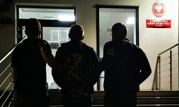 policjanci prowadzą zatrzymanego