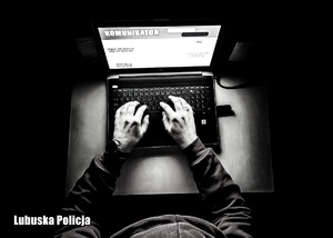 Czarno-białe zdjęcie przedstawiające osobę piszącą na komputerze