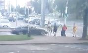 Kadr z monitoringu miejskiego. Kobieta wchodzi na pasy z 3 letnim chłopcem. Czarne BMW wjeżdża na pasy.