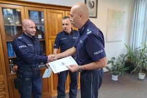 Na zdjęciu Komendant Powiatowy Policji w Świeciu młodszy inspektor Marek Mitura podziękował sierżantowi sztabowemu Damianowi Wohlfeil.
