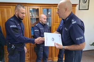 Na zdjęciu Komendant Powiatowy Policji w Świeciu młodszy inspektor Marek Mitura podziękował sierżantowi Danielowi Czepek.