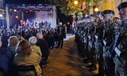 Kompania honorowa Wojska Polskiego, zaproszeni goście oraz scena, na której odgrywana jest inscenizacja