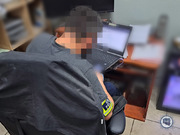 nieumundurowany funkcjonariusz CBZC podczas pracy na laptopie