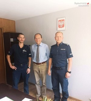 Zdjęcie przedstawiające Pana Komendanta, Pana Janusza i policjanta