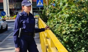 umundurowana policjantka stoi na moście