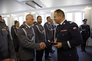 I zastępca Komendanta Głównego Policji nadinsp. Dariusz Augustyniak i odznaczeni policjanci