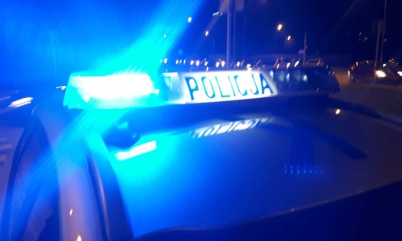 sygnały świetlne umieszczone na dachu radiowozu, w tle droga i samochody