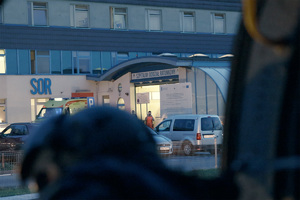 Wejście na SOR widoczne z pokładu policyjnego śmigłowca stojącego na przyszpitalnym lądowisku.
