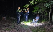 policjanci w momencie odnalezienia mężczyzny w lesie