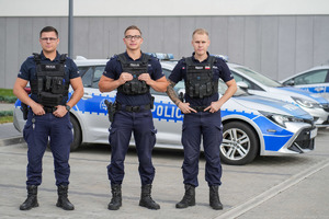 trzech umundurowanych policjantów