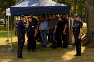 policjanci oraz goście uroczystego zakończenia Kynologicznych Mistrzostw Policji pod namiotem