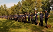 policjanci ze swoimi psami służbowymi