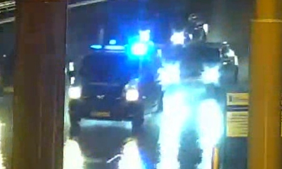 Policjanci eskortują dziecko do szpitala