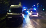 pora nocna, pojazdy stojące na drodze, wśród nich radiowóz policyjny