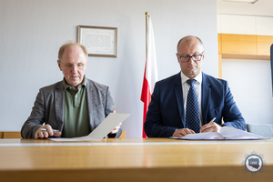 dyrektor Instytutu NASK Wojciech Pawlak oraz komendant CBZC nadinspektor Adam Cieślak podpisują porozumienie
