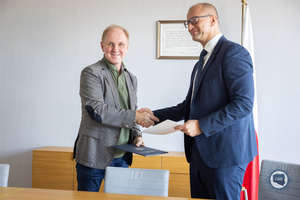 dyrektor Instytutu NASK Wojciech Pawlak oraz komendant CBZC nadinspektor Adam Cieślak podają sobie dłonie po podpisaniu porozumienia