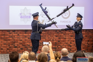 Pokaz chwytów karabinków MSBS przeprowadzony przez funkcjonariuszy Oddziału Prewencji Policji w Warszawie podczas finałowej gali.