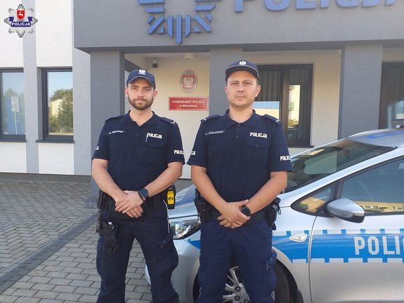 dwóch policjantów, którzy pomogli mężczyźnie